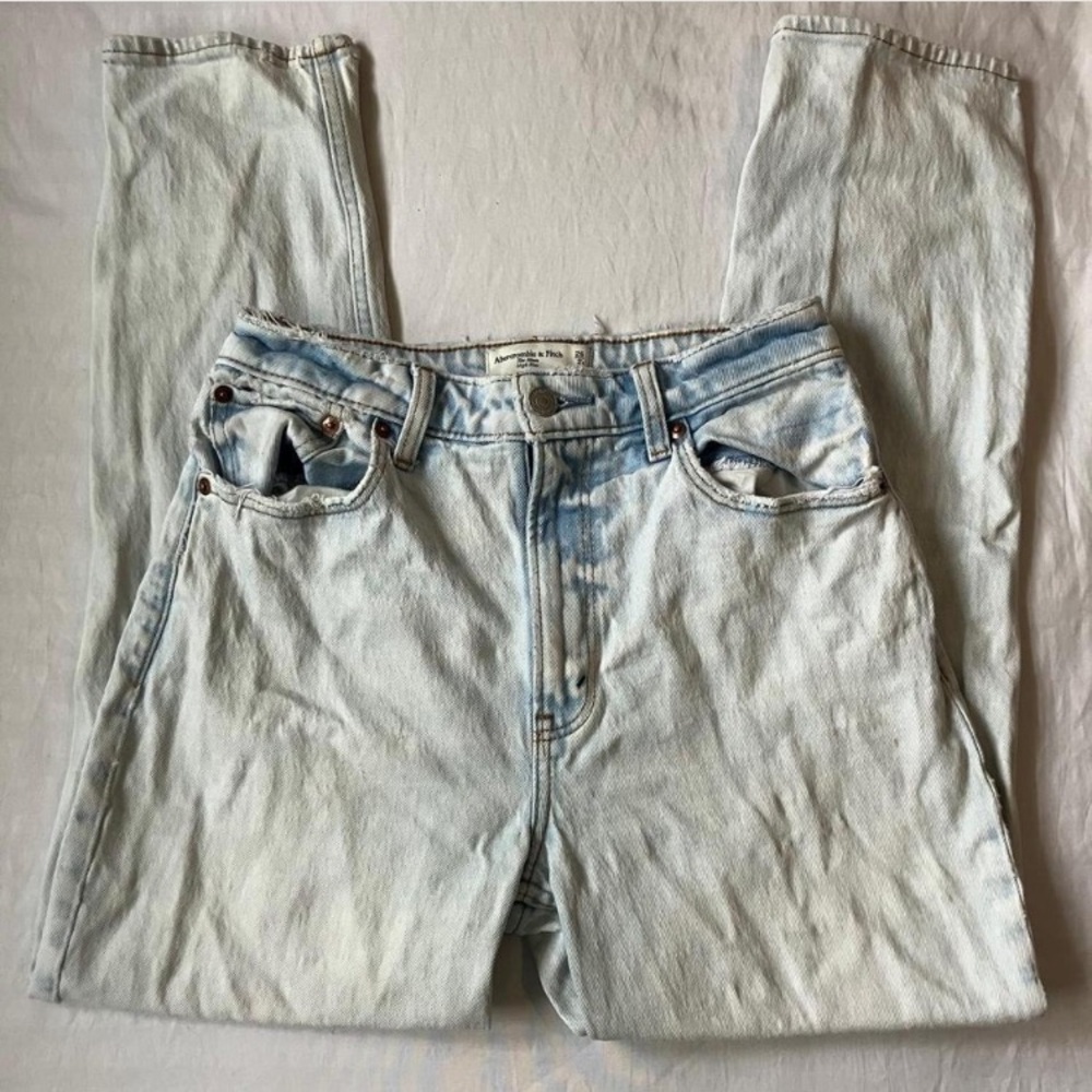 Abercrombie & Fitch 'The mom High Rise' Denim jeans
Curve Love
Size: 26 / 2 R